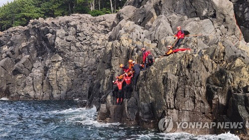 제주 외돌개 인근서 추락한 관광객 구조[서귀포해양경찰서 제공]